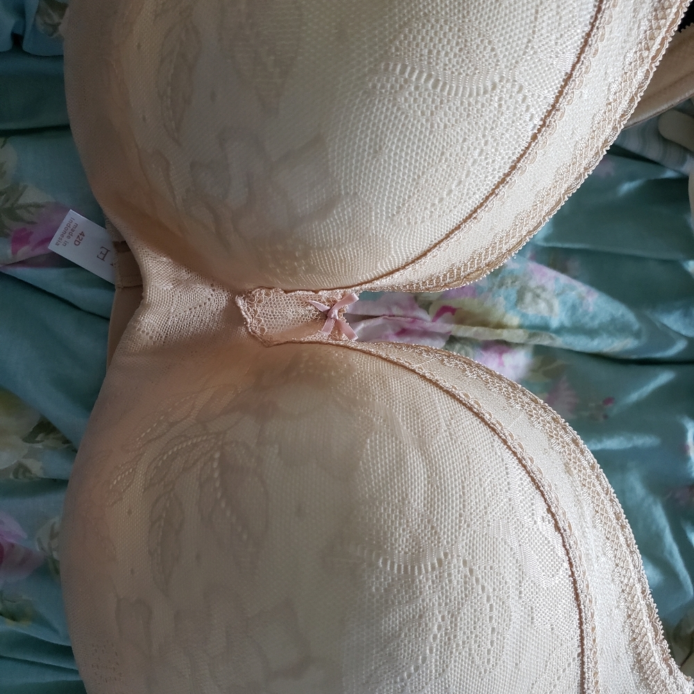 Cacique cream bra with lace cups. 42D